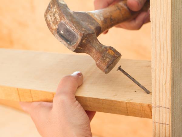 Conecte las losas de madera con el clavo de alambre común.