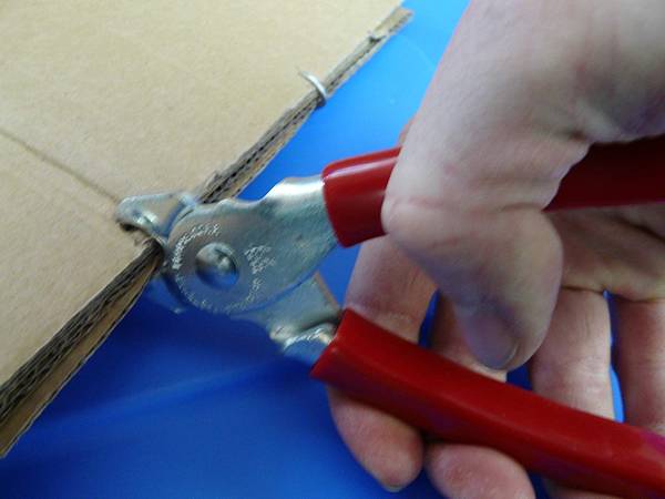 Use hog ring staple to bind the paper carton with hog ring pliers.