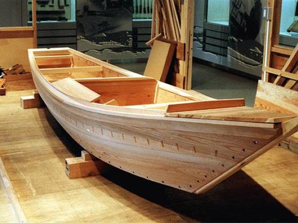 O novo barco de madeira é construído com pregos de barco quadrados.